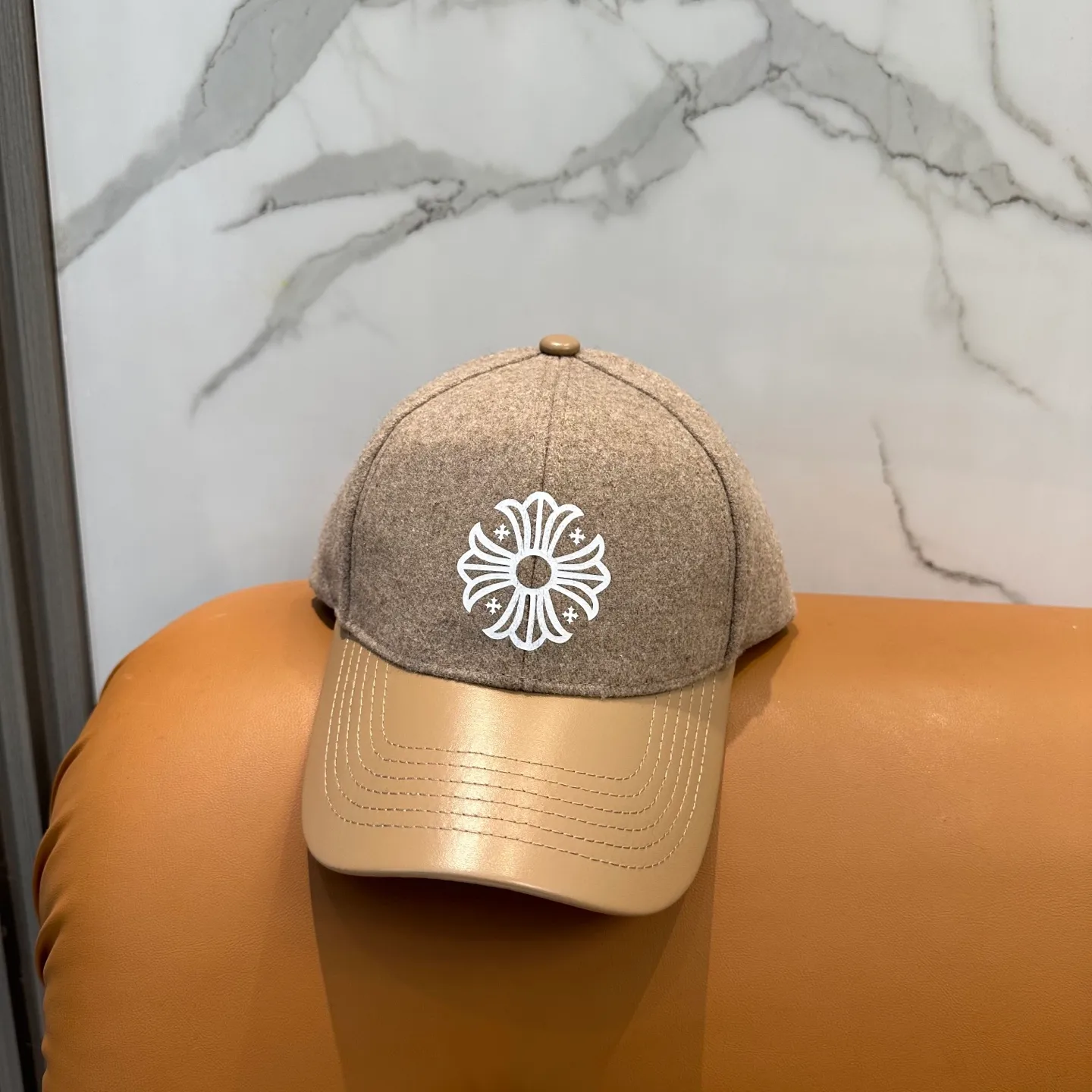 P60 Crow Heart's new autumn and winter fur-stitched baseball cap. It's full of autumn and winter atmosphere. The quality is great. The deepening of the hat shape makes it more elegant. It's very nice for both men and women. It's a classic among classics. It goes well with daily wear. Casual and fashionable.